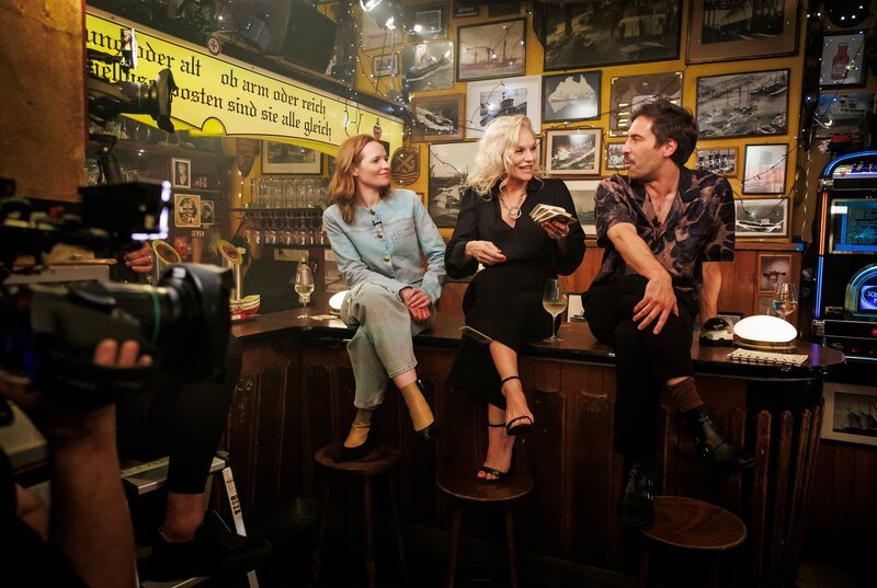 Ina Müller mit Schauspielerin und Regisseurin Karoline Herfurth (l.) und Max Giesinger. – Bild: NDR/​Morris Mac Matzen