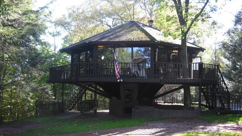 Adam und Karen wollen die Stadt hinter sich lassen und ein entschleunigtes Leben auf dem Land führen. Für Adam würden 50 Quadratmeter völlig ausreichen, Karen arbeitet jedoch als Lehrerin und Künstlerin und braucht Stauraum für ihre Utensilien und ihr Arbeitsmaterial. – Bild: HGTV