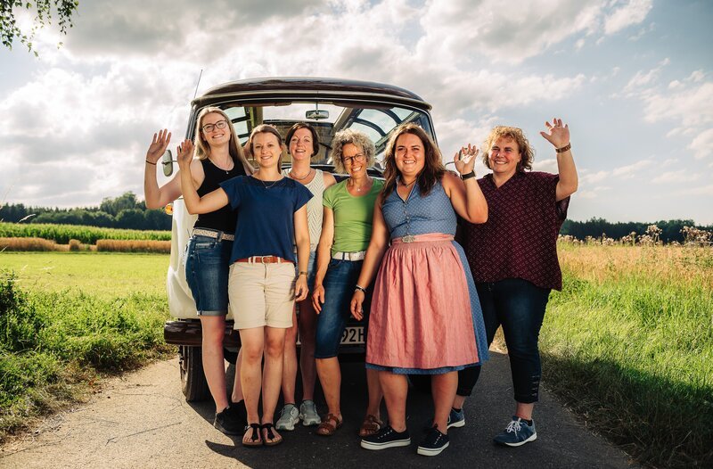 Gruppenbild vor dem Oldtimerbus, vlnr: Stefanie Renz, Melanie Seeber, Barbara Grimm, Maria Neher, Kerstin Riek, Sandra Kochan – Bild: SWR/​Florian Kohlert