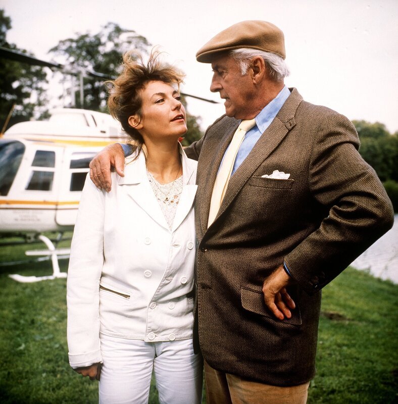 Der Millionär Jack Brinkley (Stewart Granger) trifft mit seiner Tochter Peggy (Ute Lemper) auf Schloss Guldenburg; Schleswig-Holsteins Landschaft im Bild. – Bild: ORF/​ZDF