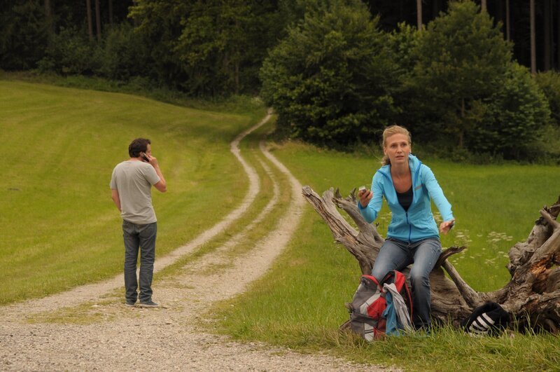 Flori versucht Theres zu erreichen, stattdessen geht Klara ans Telefon. Von links: Florian Brunner (Tommy Schwimmer) und Klara (Josephine Kroetz). – Bild: BR/​Jo Bischoff