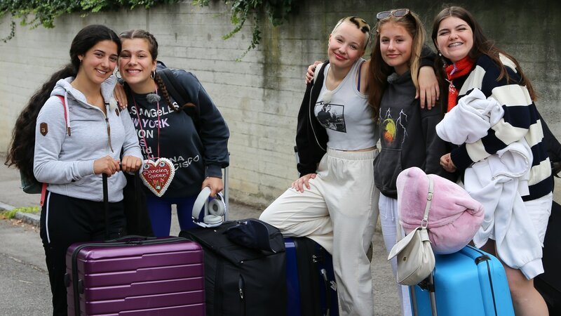 Es heißt Abschiednehmen von der WG in Wien! Karima, Sienna, Greta, Pauline und Florentin werden ihre gemeinsame Zeit vermissen! – Bild: ZDF/​E+U TV