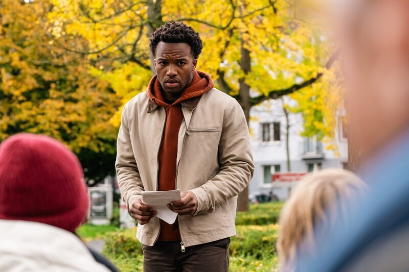 Nachdem Ken Krüger (Tyrese Bukenya) einen Wettbewerb um die Entwicklung einer kölschen App gewonnen hatte, beleidigte ihn das Opfer rassistisch. War das der Auslöser für Rache? (Komparsen im Bild) – Bild: ZDF und Martin Rottenkolber