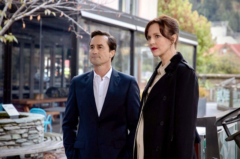 Das Bauunternehmerpaar McCrae (Phil Brown, Michelle Langstone) ist nach seinem vor Gericht teuer erkauften Sieg erleichtert. – Bild: Great Southern TV/​All3Media International