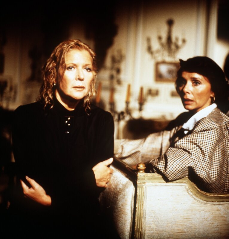 Das Erbe der Guldenburgs „Das rote Kleid“. Im Bild: Für Christine von Guldenburg (Christiane Hörbiger) ist eine Welt zusammengebrochen. Sie hat als Letzte erfahren, dass ihr verunglückter Mann ein Verhältnis mit der Journalistin de Angelis hatte. In einem Gespräch mit ihrer Freundin Aenne Günther (Monika Peitsch) lässt sie erkennen, dass sie sich nach Wien zurückziehen will. – Bild: ORF/​ZDF