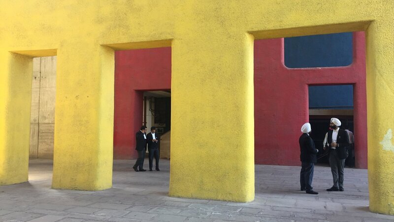 Die Vorhallen des Hohen Gerichts im Regierungsviertel entworfen  von Le Corbusier und heute Unesco Weltkulturerbe. (Sektor 1). – Bild: ZDF und SRF/​Karrer-Multivison