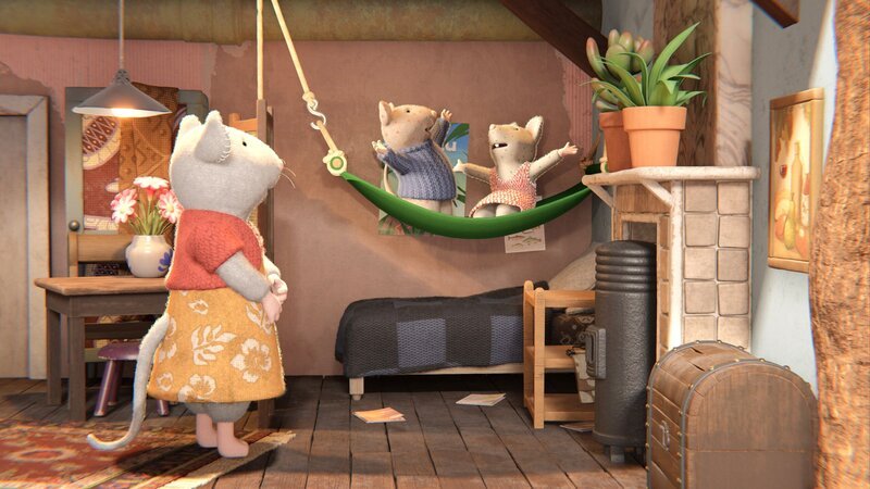 Sam (M.) und Julia (r.) sind begeistert. Da sie beide die Mäusepocken haben, dürfen sie zusammen bei Julia und ihrer Mutter (l.) wohnen. Nun ist es nicht mehr so langweilig. – Bild: Cielo Films – Caribara Product /​ ZDF