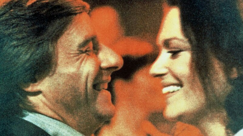 Emil Steinberger als Moritz Fischer und Beatrice Kessler als Milena Vakulic. – Bild: SF DRS /​ Rolf Lyssy