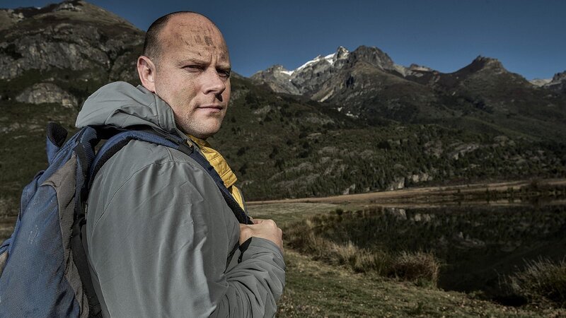 Eine Person im Berggebiet – Bild: A&E Television Networks