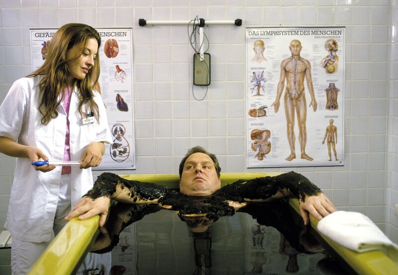 Der Bulle von Tölz „Bullenkur“. Im Bild: Physiotherapeutin Simone (Julia Döring) flirtet mit Benno (Ottfried Fischer) Aber ist sie auch der Unschuldsengel, als der sie auf den ersten Blick erscheint? – Bild: ORF/​Kineos