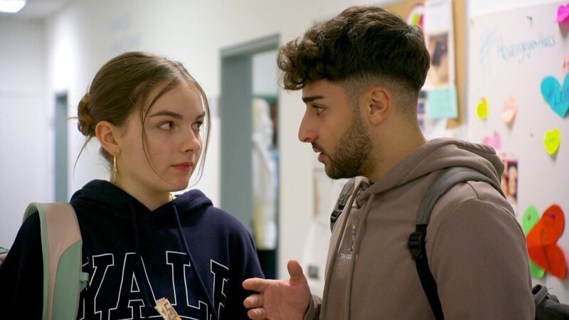 Karim sucht das Gespräch mit Joanna, nachdem er erfährt, dass sie Angst vor einer Schwangerschaft hatte. Doch Joanna deutet seine Worte falsch und schöpft neue Hoffnung. Als Karim ihr sagt, dass nie etwas laufen wird, ist sie tief verletzt. – Bild: RTLZWEI