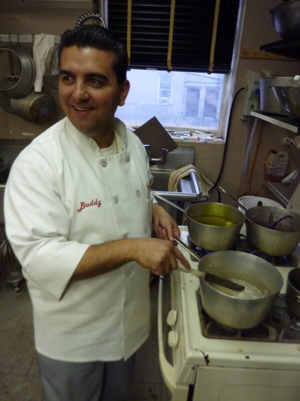 Aquarium Cake and Baby Shower Cake. Buddy cooks the isomalt for the coral for the Aquarium cake. – Bild: Discovery Communications