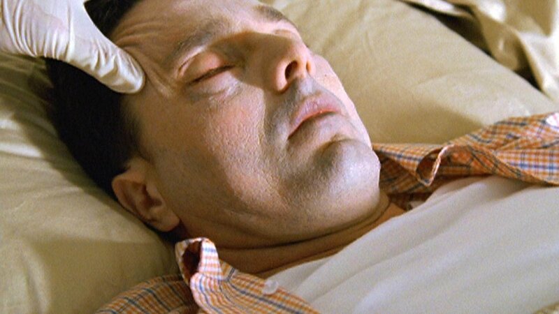 Adlai Copeland (Will Kempe), ein bekannter Historiker und Bestsellerautor, wird vergiftet in seinem Bett aufgefunden. – Bild: RTL