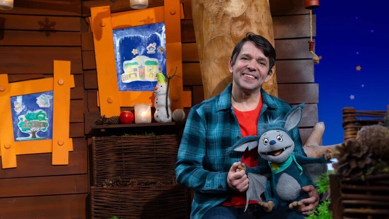 Fidi hat Frau Eule ganz alleine geholfen. Juri und Fidi singen zusammen ein Lied dazu. – Bild: KiKA