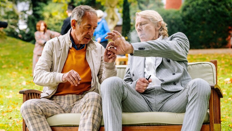 Der ehemalige Star-Galerist Carl Henke (Alexander von der Groeben, r.) zieht in die noble Seniorenresidenz „Forever Young“ und freut sich auf unbeschwerte Tage mit seinem neuen Freund Richard Bartz (Robert Hunger-Bühler, l.). Doch nur drei Monate später wird er kaltblütig mit einem Elektro-Schocker ermordet. (Komparsen im Bild) – Bild: ZDF und Martin Rottenkolber