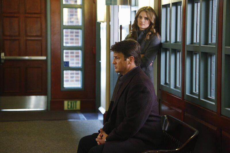 Ein neuer Fall beschäftigt Beckett (Stana Katic, r.) und Castle (Nathan Fillion, l.) … – Bild: 2013 American Broadcasting Companies, Inc. All rights reserved. Lizenzbild frei