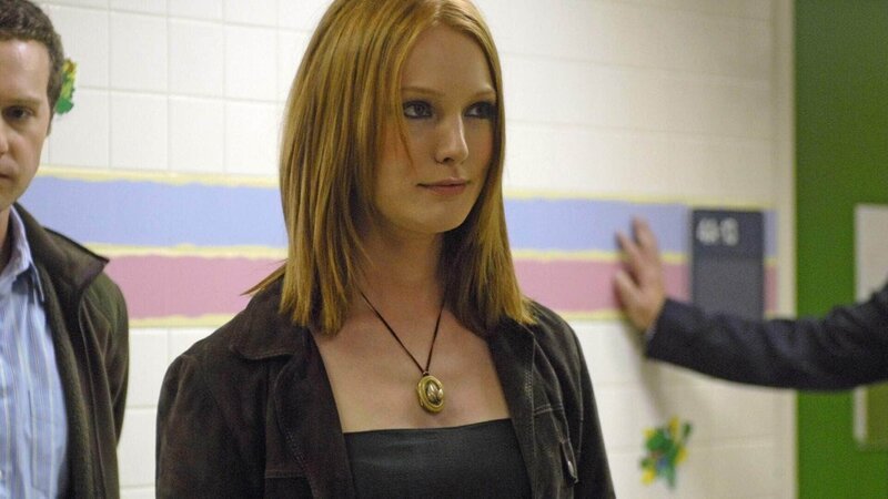 Detective Nola Falacci (Alicia Witt) verdächtigt zunächst den Bruder eines emordeten Gynäkologen. Doch der kann ein hieb- und stichfestes Alibi vorweisen. Aber Falacci lässt nicht locker. – Bild: MG RTL D /​ USA Network