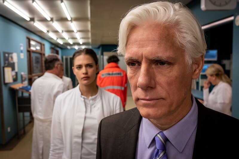 Dr. Grünberg (Laura Berlin) versucht Prof. Brown (Philippe Brenninkmeyer) zur Rede zu stellen, doch dieser findet immer wieder einen Ausweg, ein Gespräch mit ihr zu umgehen. – Bild: ZDF und Boris Lasewen