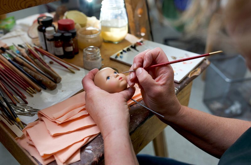 Augenmalerei, Käthe Kruse Manufaktur, Donauwörth, 2025  – Bild: BR