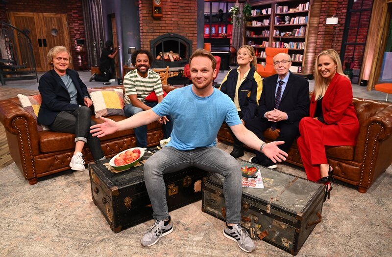 (v.l.n.r.) Pierre M. Krause; Simon Pearce; Ralf Schmitz; Lisa Feller; Reiner Calmund; Janine Kunze – Bild: SAT.1 /​ Willi Weber