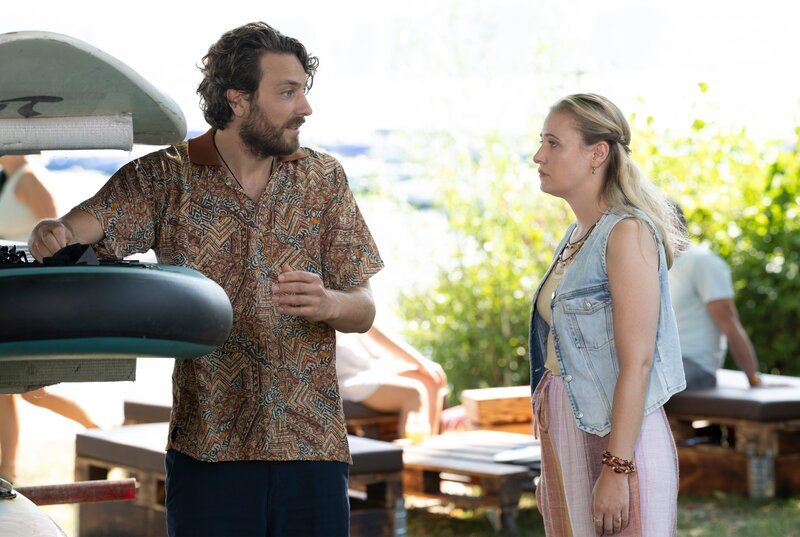 Steven Prell (Frederik Götz, l.) ist irritiert, warum seine Freundin Kiki Overrath (Annina Euling, r.) auf einmal so komisch ist. – Bild: ARD/​Laurent Trümper