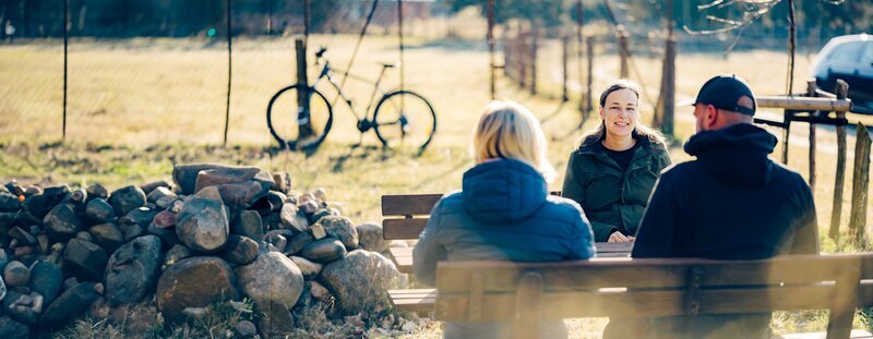 Elisa (32) ist nach ihrem Studium in Braunschweig wieder zurückgekehrt in ihr Heimatdorf. Sie und ihre Nachbarn gestalten gemeinsam das Dorfleben. – Bild: ZDF und Roman Pawlowski