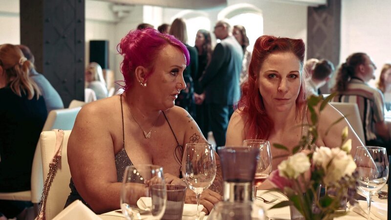Kitty (li.) und Burlesque-Performerin Eve mischen sich unter die feine Hamburger Gesellschaft – Bild: RTLZWEI