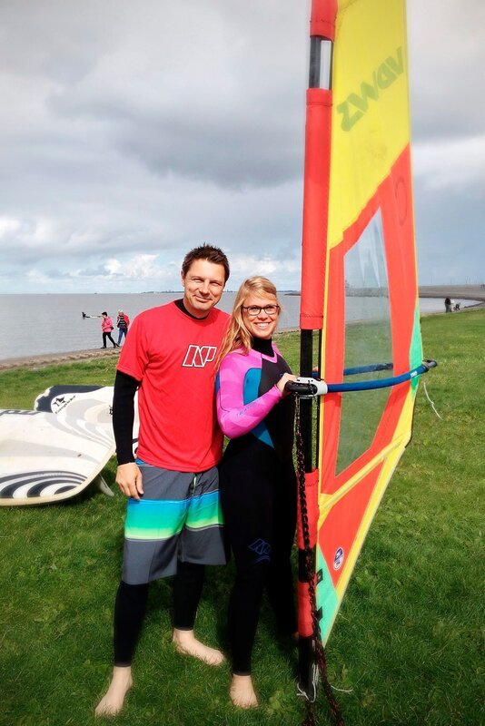 Die Reporter Esther Brandt (rechts) und André Gatzke (links) erkunden in Niedersachsen auch die Nordseeküste, bei Windsurf-Wetter. – Bild: WDR/​tvision