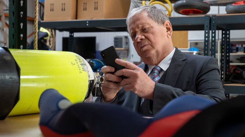 Oberstaatsanwalt Bernd Reuther (Rainer Hunold) entdeckt Ungereimtheiten am Prüfsiegel einer Sauerstoffflasche. – Bild: ZDF und Andrea Enderlein