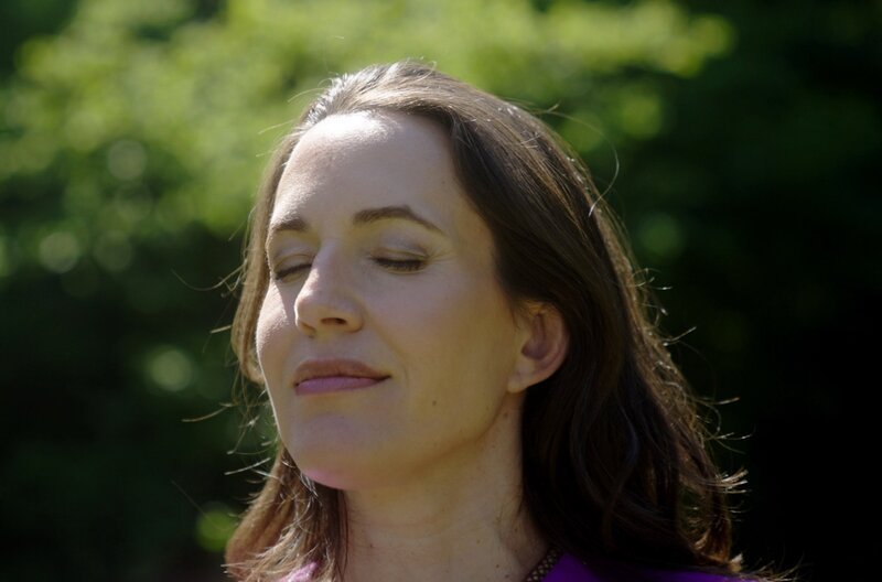 Für die Neurowissenschaftlerin Friederike Fabritius steht fest: Wir müssen den inneren Blick auf unseren Stress entspannen – und ihn zu unserem Freund machen. – Bild: NDR/​ARTE