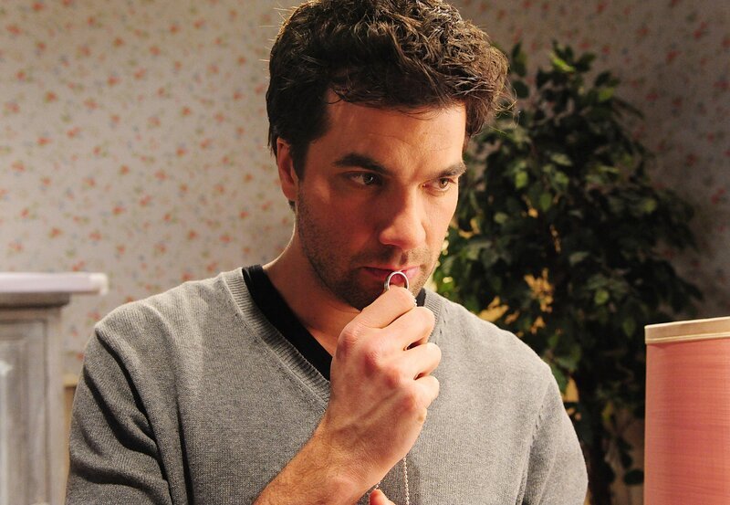 ARD STURM DER LIEBE FOLGE 1479. Konstantin (Moritz Tittel, l.) ist traurig, dass seine Ehe mit Theresa annulliert wurde. – Bild: ARD/​Ann Paur