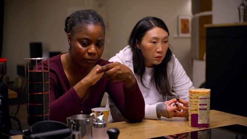 Karla fällt aus allen Wolken, als ihr Chef sie mit einer brisanten News konfrontiert: Von ihrem Laptop wurden sensible Daten vom Polizeiserver gelöscht! Obwohl sie beteuert, unschuldig zu sein, wird sie suspendiert – bis alles geklärt ist. – Bild: RTLZWEI