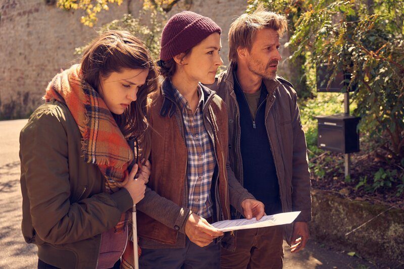 l-r: Caroline Hartig (Tori), Henriette Richter-Röhl (Anne), Max von Pufendorf (Matthias). – Bild: BAVARIA MEDIA