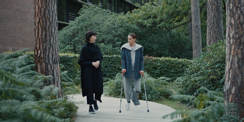 Zoé (Ariane Labed, r.) versucht alles, was in ihrer Macht steht, um ihre Verletzung schnell wieder in den Griff zu bekommen. Diane (Anne Alvaro, l.) ist das nicht genug. Sie braucht Zoé wieder an der Opéra und das so schnell wie möglich. – Bild: Victoria Production (Newen France) /​ ZDF