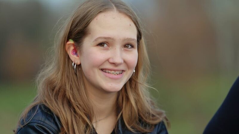 Jana liebt Musik. Meist läuft auf ihren Hörgeräten Hip-Hop oder Rap. – Bild: SWR/​Gigaherz GmbH