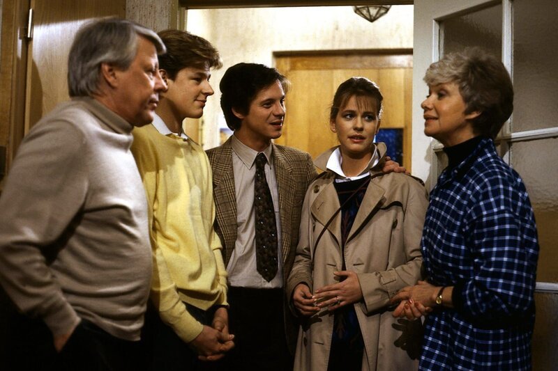 Hannelore (Maria Sebaldt, re.) und Eberhard Wichert (Stefan Orlac, li.) hatten für die Familie ihres Sohnes Pläne geschmiedet; Sohn Andy (Hendrik Martz, 2.v.li.) hält sich raus. Uschi (Anja Schüte, 2.v.re.) und Rüdiger (Jochen Schröder, Mi.). – Bild: ZDF und Terranova