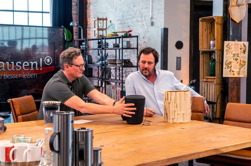 Themen der Sendung: Allergien, Wie können wir besser mit dem Tod umgehen?, Mentale Fitness im Alter. Im Bild v.l.n.r. Eckart von Hirschhausen, Eric Wrede (Bestatter). – Bild: ARD/​Max Kohr