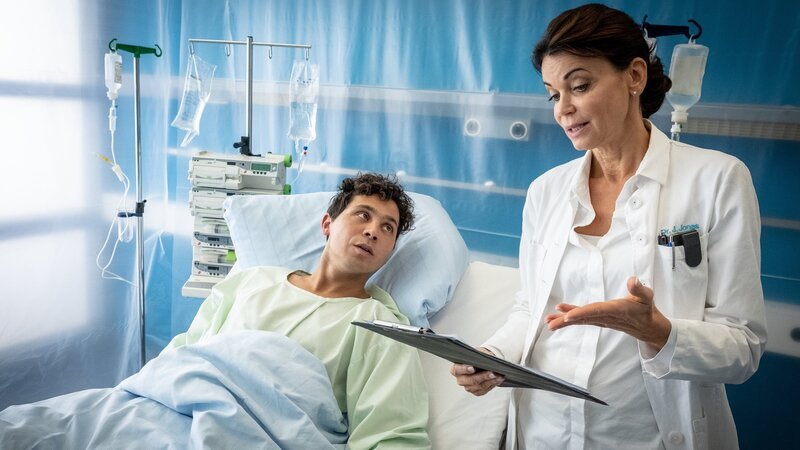 Dr. Jonas (Gerit Kling) kann Juan Martinez (Rahul Chakraborty) mitteilen, dass er nicht am Dengue-Virus erkrankt ist. – Bild: ZDF und Boris Laewen (bola)