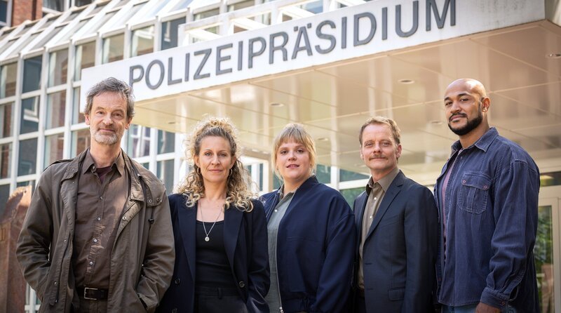 v.l.n.r. Jörg Hartmann (Rolle Peter Faber), Alessija Lause (Ira Klasnič), Stefanie Reinsperger (Rosa Herzog), Stefan Konarske (Daniel Kossik) und Malick Bauer (Otto Pösken). – Bild: WDR/​Thomas Kost /​ WDR Kommunikation/​Redaktion Bild