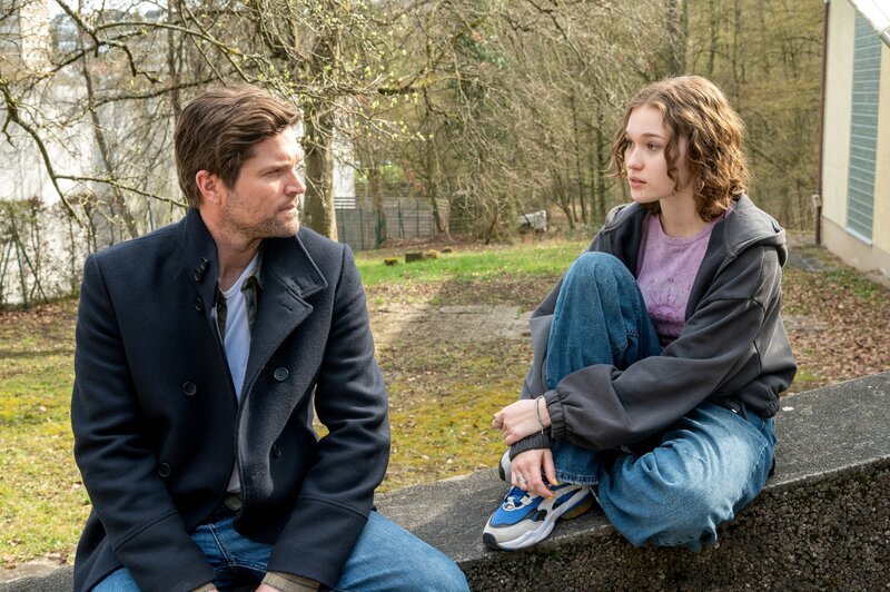 Traurige Gemeinsamkeit: Kriminalkommissar Jo Stoll (Peter Ketnath) wird bei den Ermittlungen im Mord an einem Adoptionsvermittler an seine eigene Vergangenheit im Kinderheim erinnert. Hilft ihm diese gemeinsame Erfahrung dabei, die harte Schale von Heimkind Charlotte  Charlie  Petersen (Mathilda Smidt) zu knacken? Sie war offensichtlich am Tatort, aber hat sie auch etwas mit der Tat zu tun? – Bild: ZDF und Markus Fenchel