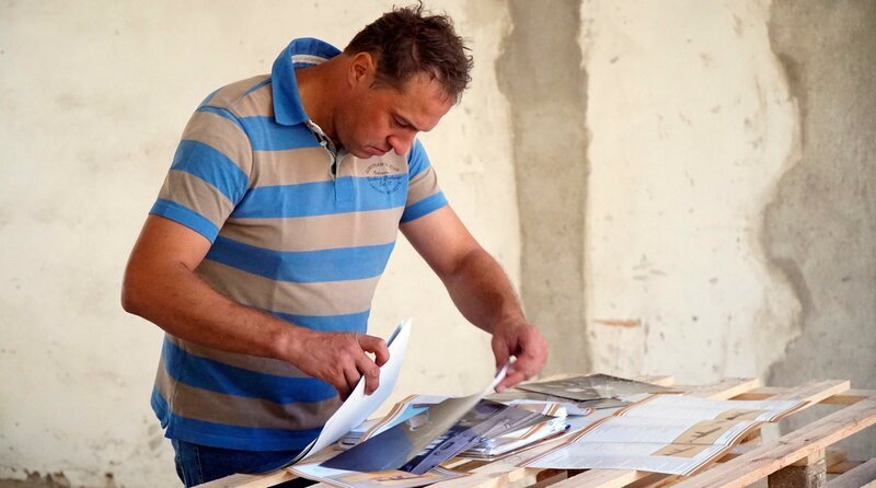 Rigo Herold vergleicht US-Waffe mit Sturmgewehr aus Wiesa – Bild: MDR/​Adrian Hawle