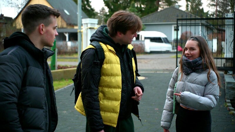 Joanna lässt sich von Maurice und Alex zu einer riskanten Aktion überreden: Gemeinsam wollen sie in ein fremdes Haus einsteigen. Trotz mulmigem Gefühl macht sie mit und spürt den Adrenalinkick. Doch plötzlich rückt die Polizei an. – Bild: RTLZWEI