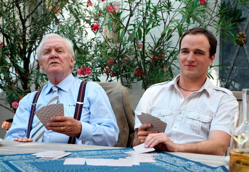 Andrea hat tatsächlich den Entschluss gefasst, bei der Bürgermeisterwahl gegen ihren Ex-Mann Georg zu kandidieren. Gottfried (Wolfgang Hübsch, links) und Paul (Achim Schelhas, rechts) sehen es gelassen. – Bild: ARD/​ARD/​ORF/​Petro Domenigg