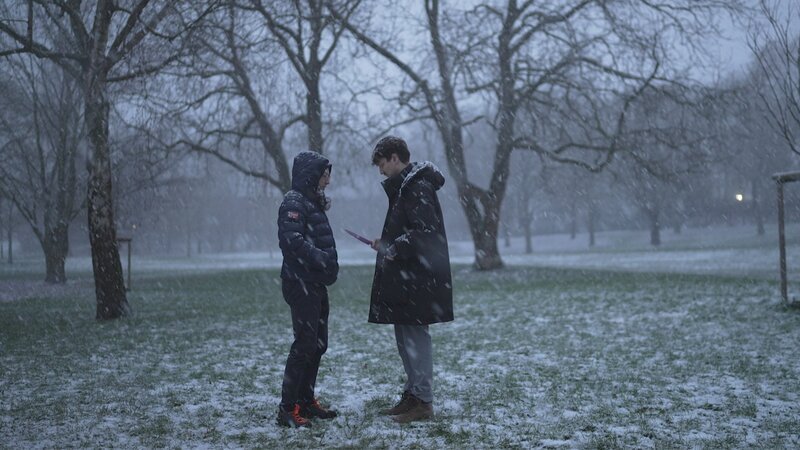 Tamino (r.) tritt mit einem Messer vor seinen Vater (l.), um seine Zwangsgedanken zu mindern. – Bild: Jürgen Thelen /​ ZDF