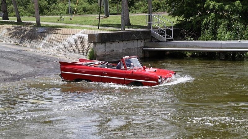 Mike Brewer test driving the Amphicar – Bild: Discovery Communications