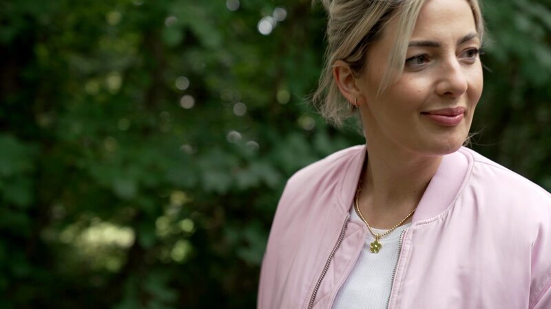 Angelina Boerger ist Journalistin und Autorin. Ihr Spezialgebiet: ADHS bei Frauen. – Bild: ZDF und ORF/​Langbein & Partner