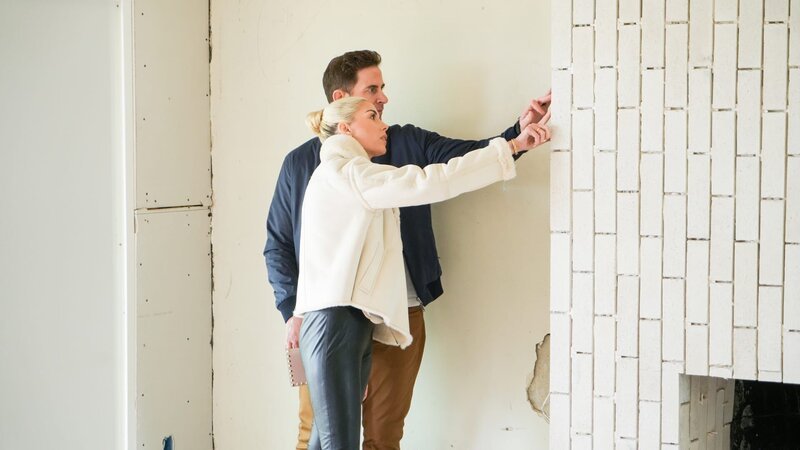 (Left to right) Tarek and Heather El Moussa surveying the flip house during construction, as seen on The Flipping El Moussas, Season 2. – Bild: Warner Bros. Discovery, Inc.