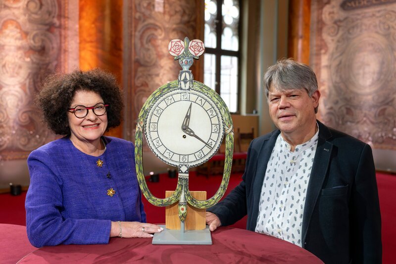 Bei dieser Uhr wurde der Jugendstil nachempfunden. – Bild: BR/​Ralf Wilschewski