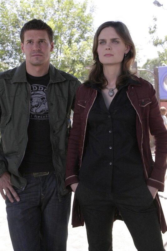 FBI-Agent Booth (David Boreanaz) und Dr. Brennan (Emily Deschanel) exhumieren die Überreste einer Wasserleiche und finden dabei heraus, dass es sich um die Leiche einer vor Monaten unter spektakulären Umständen verschwunden schwangeren Frau handelt. – Bild: RTL