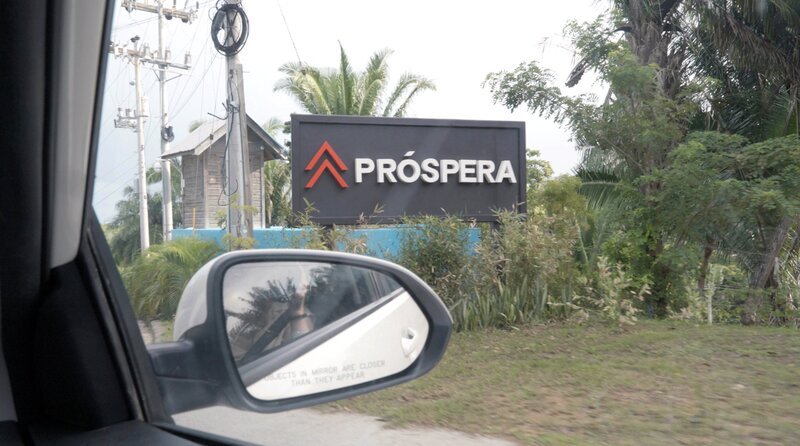 Das offizielle Eingangsschild mit der Aufschrift „PRÓSPERA“ markiert den Übergang von Honduras in das autonome Gebiet der Privatstadt. – Bild: HR/​Laura Will